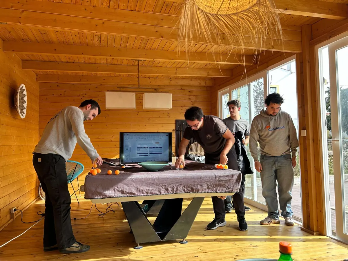 Colegas da Condoroo num momento de convívio com jogos, numa sala de madeira