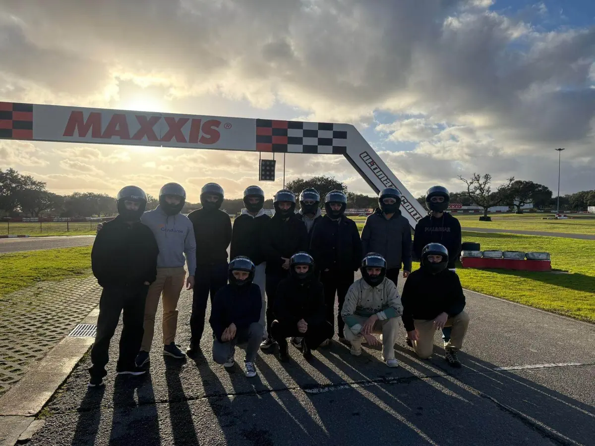 condoroo equipa corrida de karts 1200 Careers PT Equipa da Condoroo com capacetes na pista de karting, depois de uma corrida