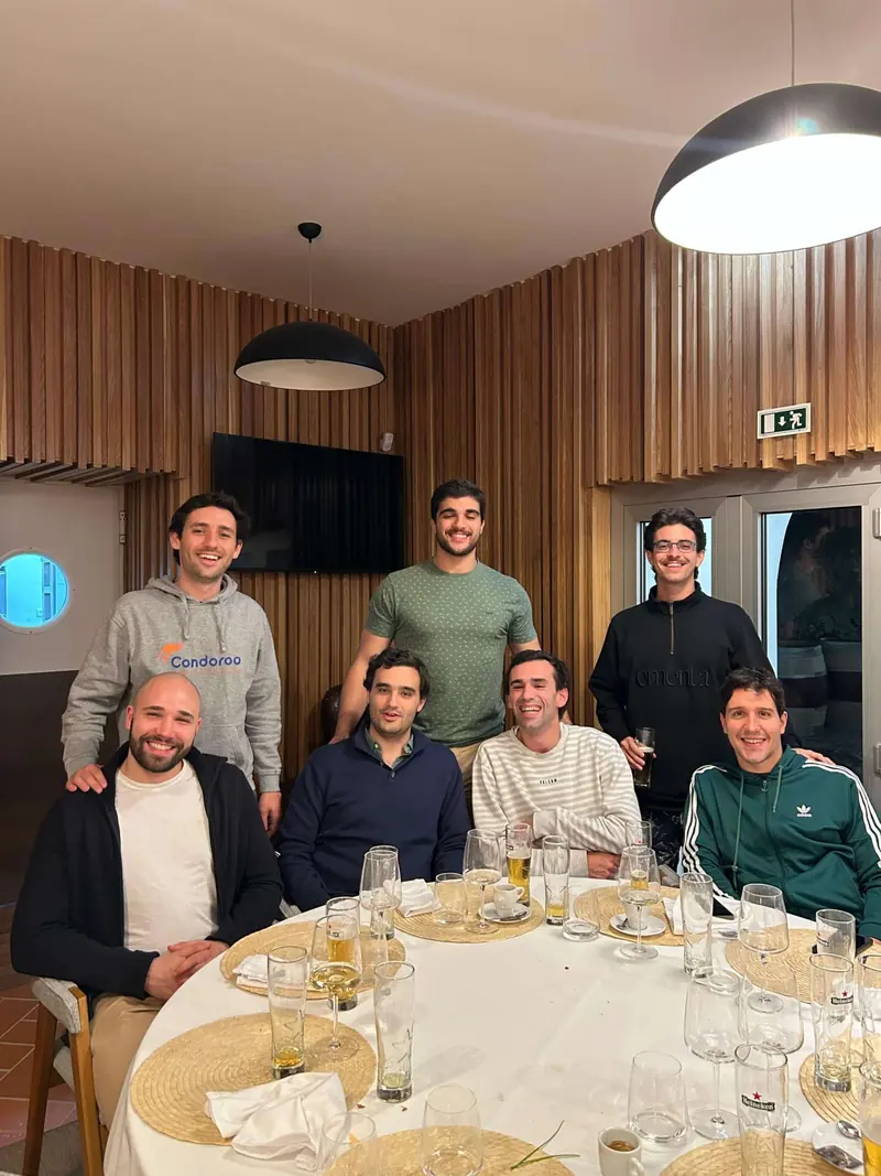 condoroo equipa jantar de equipa 800 Careers PT Jantar de equipa da Condoroo à volta de uma mesa redonda